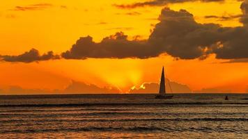 pôr do sol da praia de waikiki em honolulu havaí