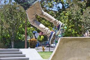 aos pés de uma pessoa andando de skate nos Estados Unidos foto