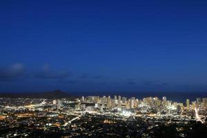 vista noturna de waikiki em honolulu, havaí