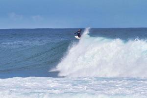 surfistas na costa norte do havaí foto