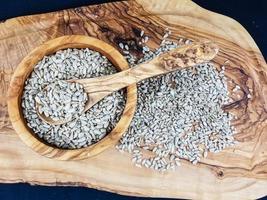 sementes de girassol em madeira de oliveira