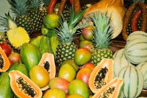 mamão e outras frutas em um mercado foto