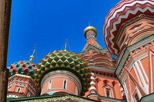 st. catedral do manjericão na famosa praça vermelha de Moscou foto