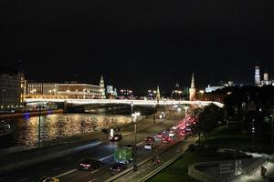 visão noturna do rio moskva no centro da cidade de moscou na rússia foto