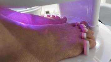 Spa de pés. mulher pés descalços massageando na máquina de água com sabão na loja do spa. foto