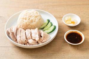 arroz de frango hainanese ou arroz cozido no vapor com canja de galinha foto