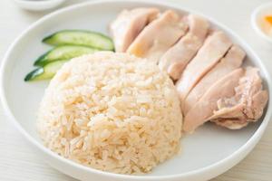 arroz de frango hainanese ou arroz cozido no vapor com canja de galinha foto