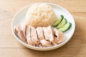 arroz de frango hainanese ou arroz cozido no vapor com canja de galinha foto