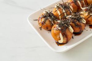 bolinhos de takoyaki ou bolinhas de polvo foto