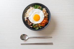 Salada picante coreana com arroz - comida tradicional coreana, bibimbap foto