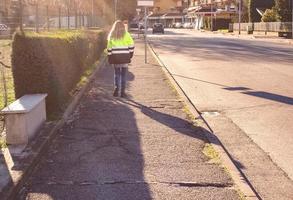 mulher irreconhecível caminhando ao pôr do sol foto