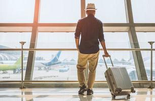 um viajante com um chapéu cinza se preparando para viajar foto