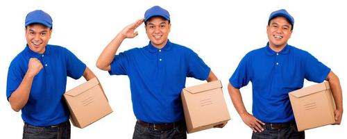 entregador de uniforme azul com caixa de papelão pacote isolado