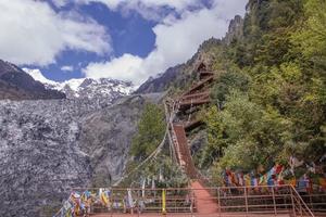 trilha de escalada de montanha de neve meili na província de yunnan, china foto