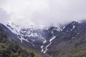 montanha de neve meili kawa karpo localizada na província de yunnan, china foto