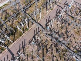 vista aérea de uma subestação elétrica de alta tensão. foto