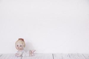 boneca de cerâmica na parede branca foto