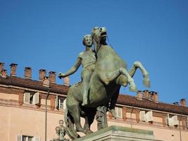 estátua em frente ao palazzo reale, que significa palácio real em turin, itália foto