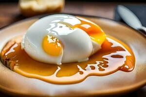 a ovo em uma prato com xarope e uma garfo. gerado por IA foto