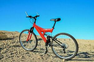 vermelho montanha bicicleta em a deserto foto