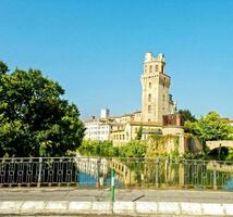 uma Visão do uma torre e uma rio dentro Itália foto