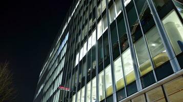 padronizar do escritório edifícios janelas iluminado às noite. vidro arquitetura , corporativo construção às noite - o negócio conceito. foto