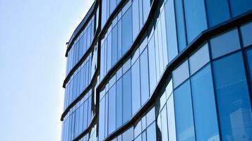 vidro construção com transparente fachada do a construção e azul céu. estrutural vidro parede refletindo azul céu. abstrato moderno arquitetura fragmento. contemporâneo arquitetônico fundo. foto