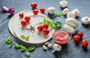 pizza ingredientes em a Sombrio de madeira fundo foto