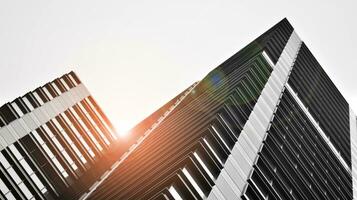 vidro moderno construção com azul céu fundo. Visão e arquitetura detalhes. urbano abstrato - janelas do vidro escritório construção dentro luz solar dia. Preto e branco. foto