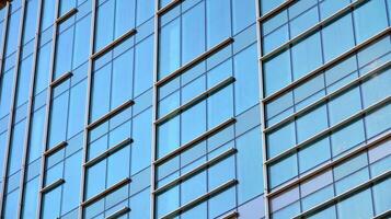 inferior Visão do moderno arranha-céus dentro o negócio distrito contra azul céu. olhando acima às o negócio edifícios dentro centro da cidade. foto