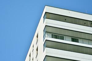 prédios de apartamentos modernos em um dia ensolarado com um céu azul. fachada de um prédio de apartamentos moderno foto