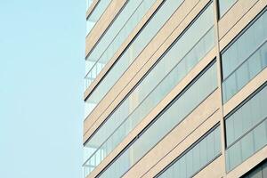 prédios de apartamentos modernos em um dia ensolarado com um céu azul. fachada de um prédio de apartamentos moderno foto