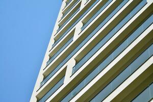 prédios de apartamentos modernos em um dia ensolarado com um céu azul. fachada de um prédio de apartamentos moderno foto