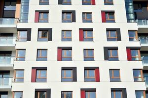 prédios de apartamentos modernos em um dia ensolarado com um céu azul. fachada de um prédio de apartamentos moderno foto