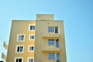 residencial construção em céu fundo. fachada do uma moderno habitação construção com do varandas. foto