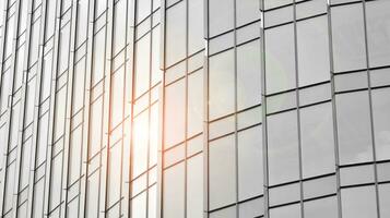 vidro moderno construção com azul céu fundo. Visão e arquitetura detalhes. urbano abstrato - janelas do vidro escritório construção dentro luz solar dia. Preto e branco. foto