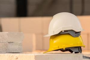 capacete no fundo da construção do local, capacete de segurança, dia do trabalho foto