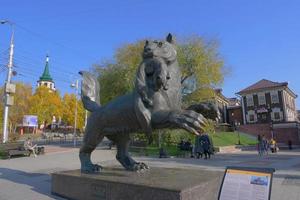 escultura babr símbolo da região de irkutsk no centro da cidade, rússia foto