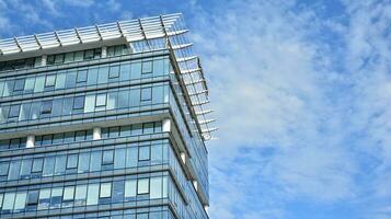 prédios de apartamentos modernos em um dia ensolarado com um céu azul. fachada de um prédio de apartamentos moderno foto