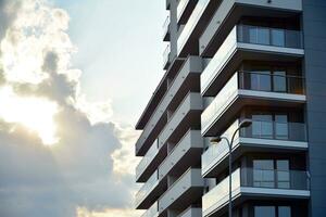 prédios de apartamentos modernos em um dia ensolarado com um céu azul. fachada de um prédio de apartamentos moderno foto