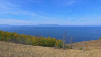 Ilha do Lago Baikal Olkhon em um dia ensolarado, Irkutsk, Rússia foto