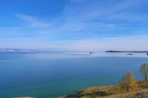 Ilha do Lago Baikal Olkhon em um dia ensolarado, Irkutsk, Rússia foto