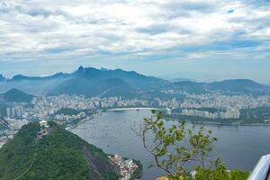 Visão a partir de pão de Açucar montanhas, rio de janeiro, cidade dentro Brasil foto