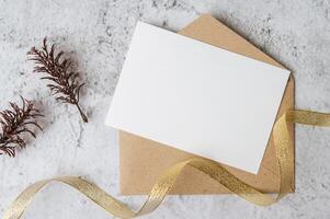 um cartão em branco com envelope e folha é colocado no fundo branco foto