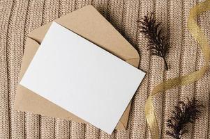 um cartão em branco é colocado no envelope e um suéter