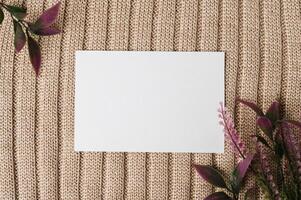 um cartão em branco e uma folha em um suéter foto