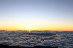 vista do pôr do sol de Haleakala mui havaí foto