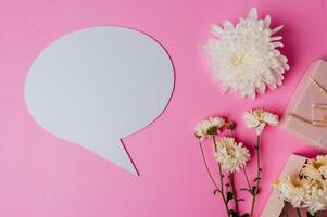 balão de fala oval, caixa de presente rosa, flor e cartão transparente com rosa foto