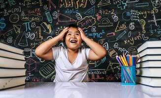 criança sentada e pensando na sala de aula foto