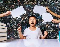 criança agindo com balão na sala de aula foto